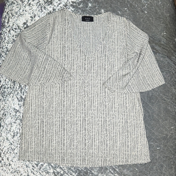 Vici Flutter Sleeve Off White and Black Blouse. Size Medium. Excellent condition - Picture 1 of 7